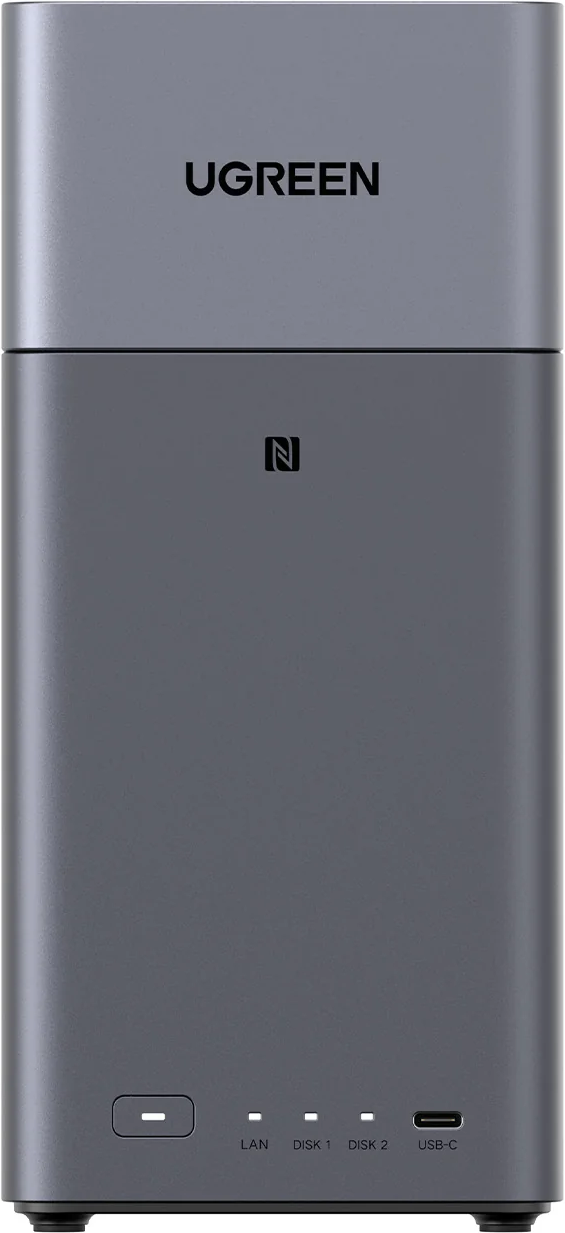 Ein graues UGREEN NAS-Gerät. Es hat ein NFC-Symbol, Knöpfe und Anschlüsse für LAN, Festplatten und USB-C.