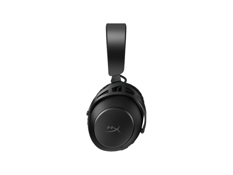 Fekete HyperX gaming headset fekete háttér előtt. A headset jobbra dől, mutatva a fülkagylót.