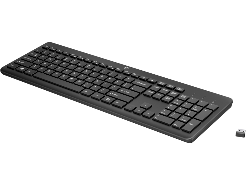Egy fekete HP billentyűzet fehér betűkkel és számokkal, numerikus billentyűzettel és egy kis USB-vevővel. Sötét felületen van.