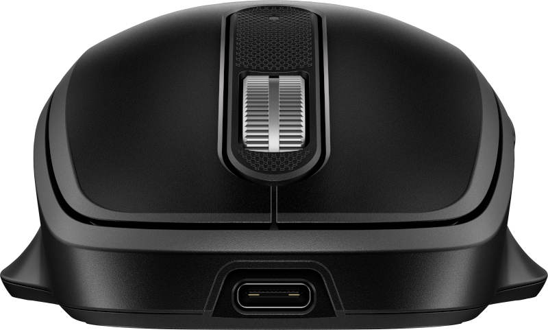 Egy fekete számítógépes egér. Van rajta görgő, két fő gomb, és egy USB-C port alul.