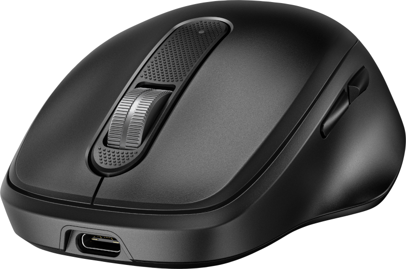 Egy fekete számítógépes egér görgővel, gombokkal és USB-C porttal. Az egér fekete háttéren van.