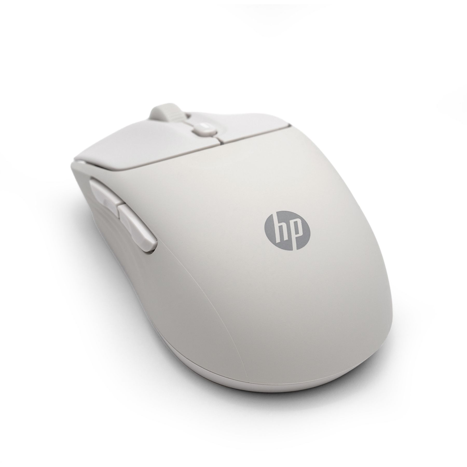 Egy világosszürke HP számítógépes egér fehér háttéren. Gombokkal és görgetőkerékkel rendelkezik, HP logóval.