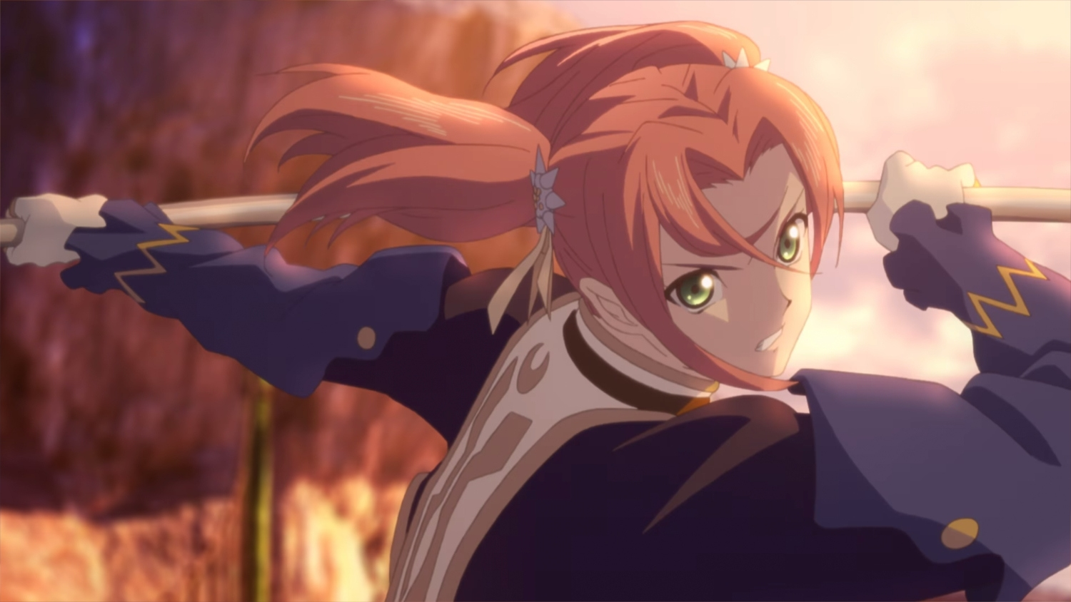 Anime-Mädchen mit roten Haaren im Pferdeschwanz, das einen Holzstab hält. Sie trägt eine dunkelblaue Uniform und grüne Augen. Der Hintergrund ist verschwommen.