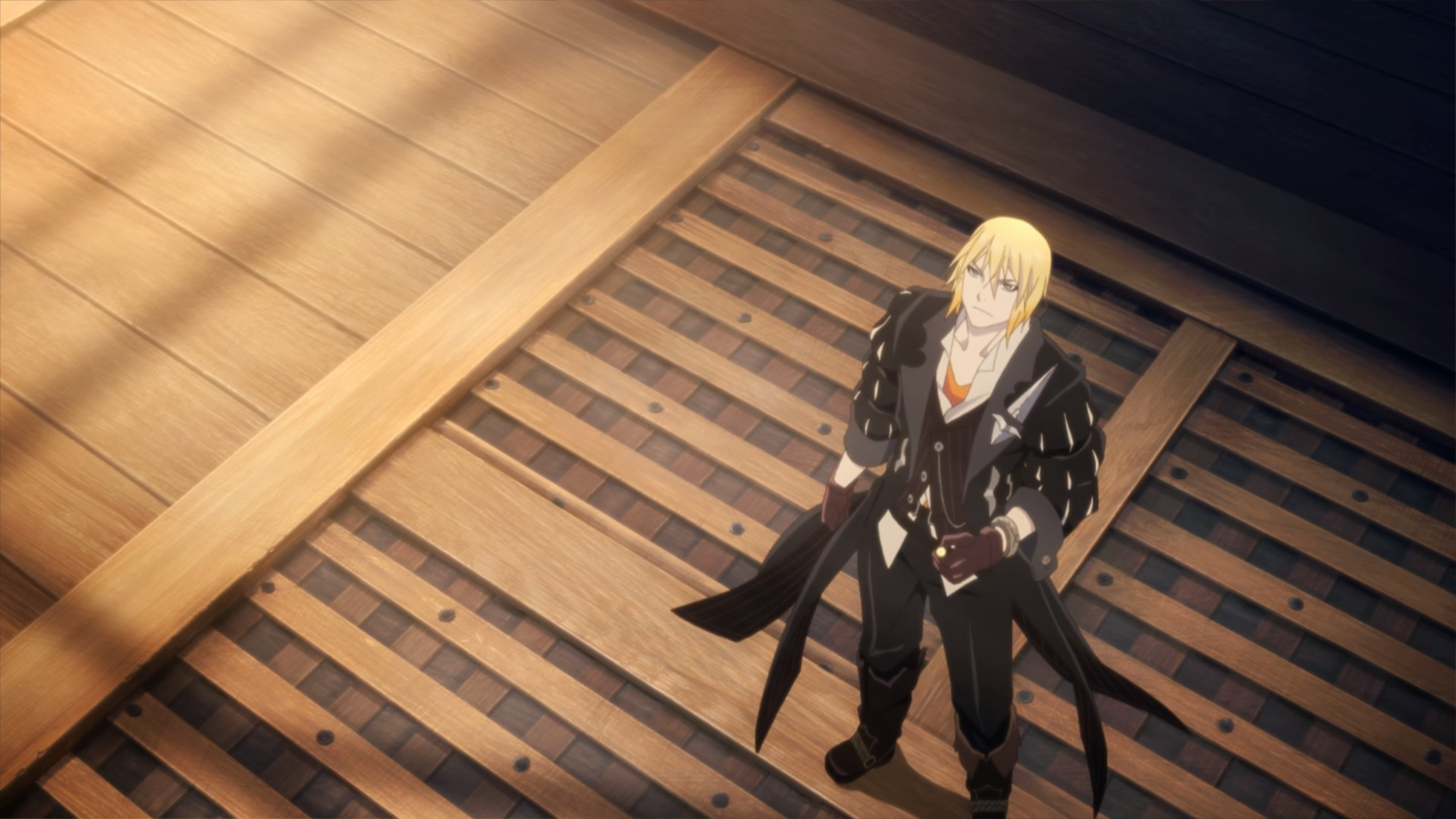Anime-Figur mit blonden Haaren, trägt einen schwarzen Mantel und steht auf einem Holzboden.