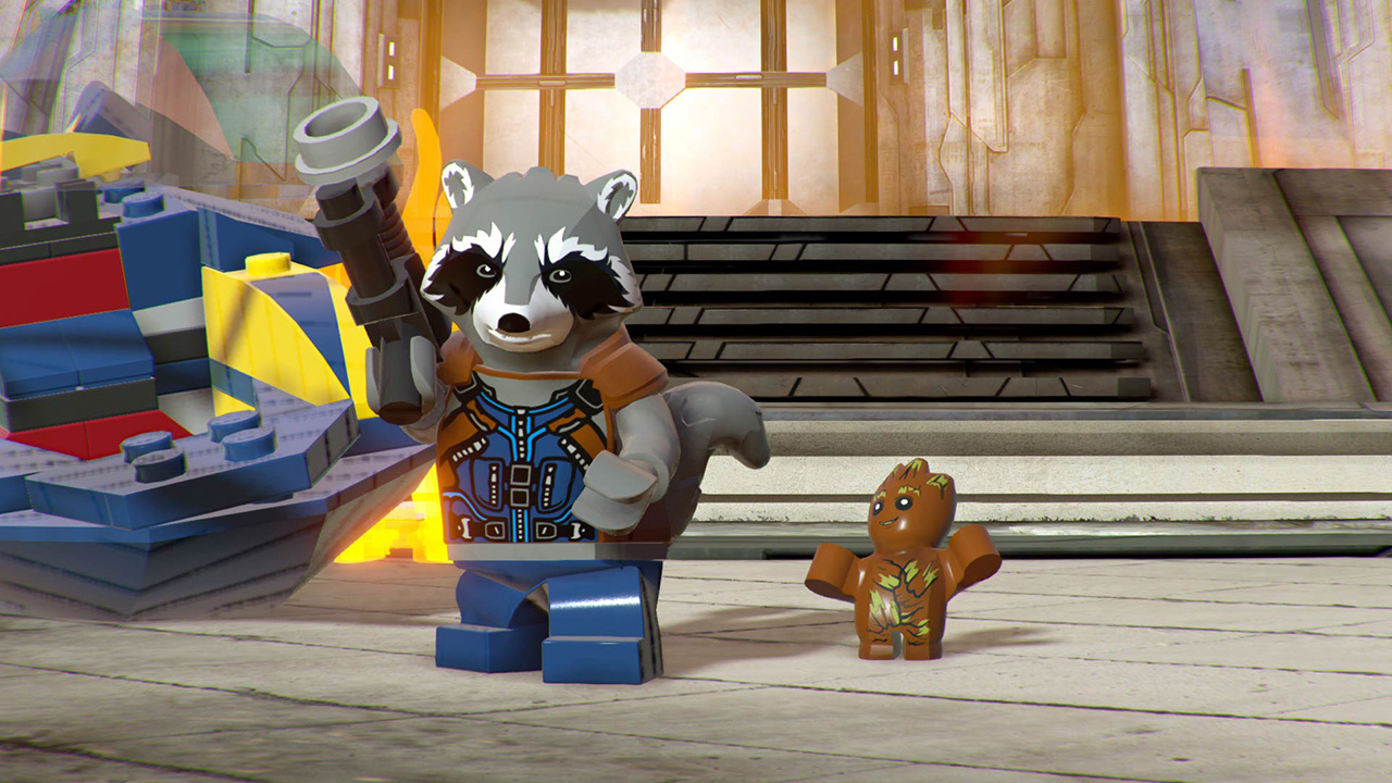 Rocket Raccoon Lego con una pistola e Groot Lego sono insieme. Una grande struttura Lego a sinistra.