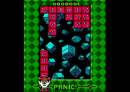 Una scena di gioco retrò con dadi e blocchi che cadono. Un personaggio in basso con l'etichetta "PANIC!". Bordo a diamante verde.