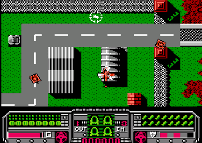 Vista dall'alto di una scena di gioco retrò. Un'auto, carri armati e un elicottero sono visibili su una strada e un campo verde. L'HUD del gioco è in basso.