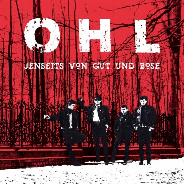 OHL-Band-Albumcover. Roter Hintergrund mit weißem Text und ein Foto der Band vor einem Zaun und Bäumen.