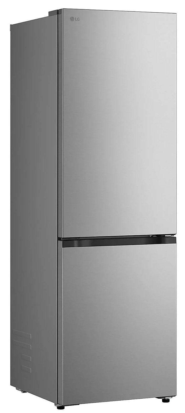 Srebrna lodówka LG stoi wysoko. Ma dwoje drzwi, zamrażarkę na dole i logo LG na górze. Powierzchnia jest gładka.