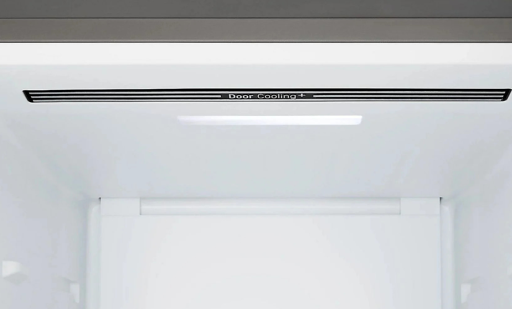 Wewnątrz białej lodówki, czarny otwór wentylacyjny z napisem Door Cooling+ i białe światło. Tło jest białe.