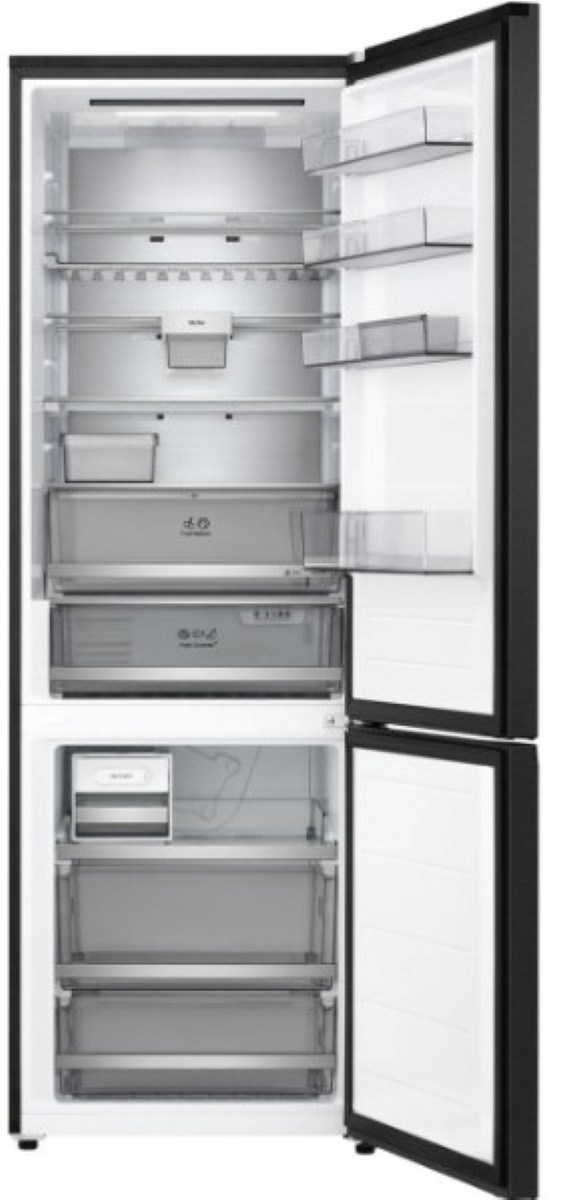 Otwarta lodówka. W środku znajdują się półki, szuflady i przegrody. Czarna rama, białe wnętrze. Drzwi są otwarte.