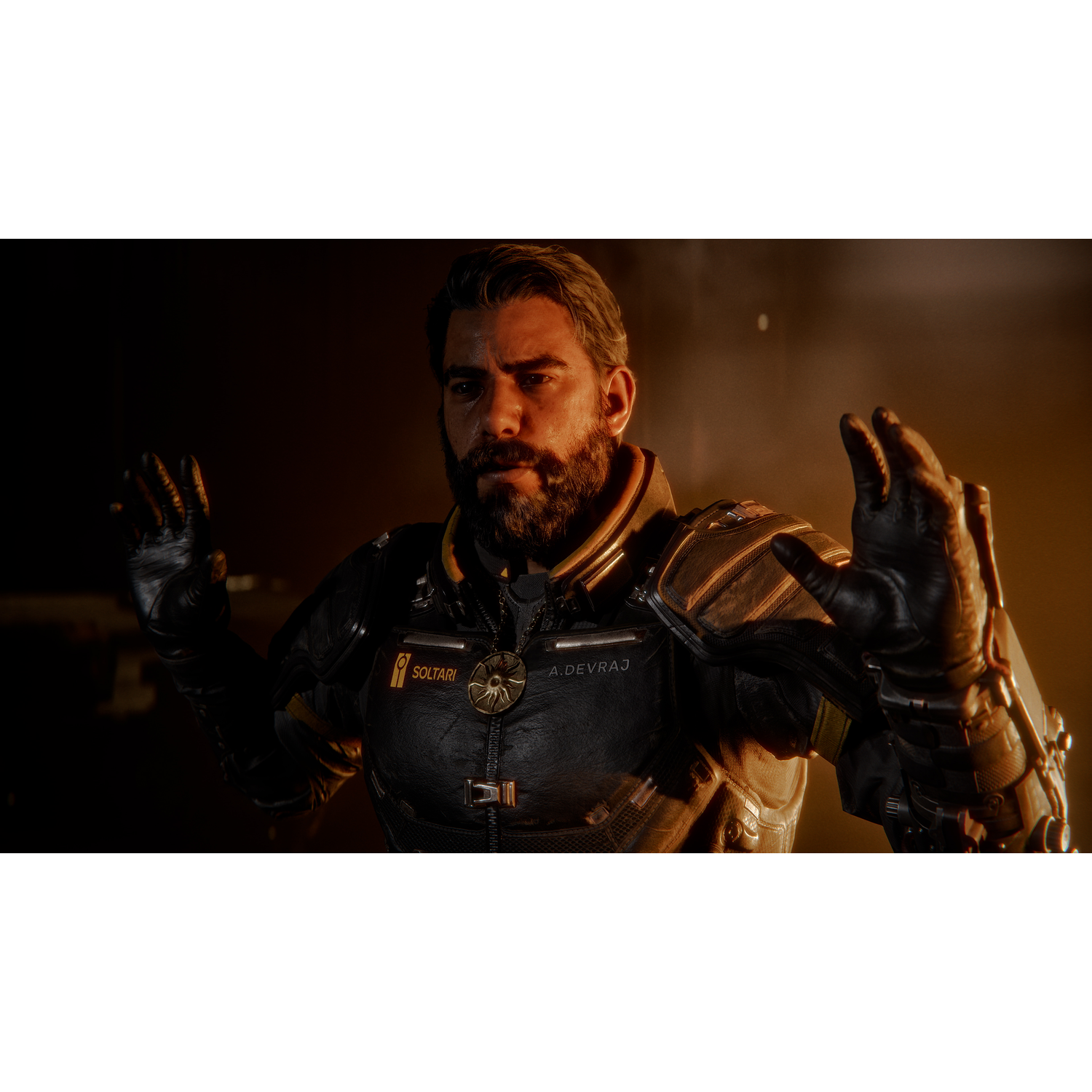 Un homme en costume futuriste lève les mains gantées. Il a une barbe et un pendentif. Le fond est sombre et flou.