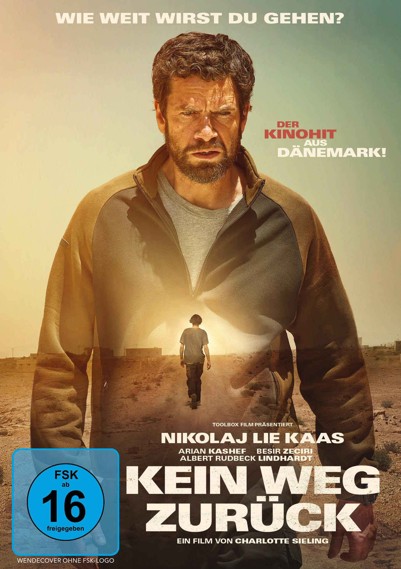 Filmposter mit einem streng blickenden Mann, einem weggehenden Jungen und Text auf Deutsch. Das Poster hat eine blaue 16+ Bewertung.
