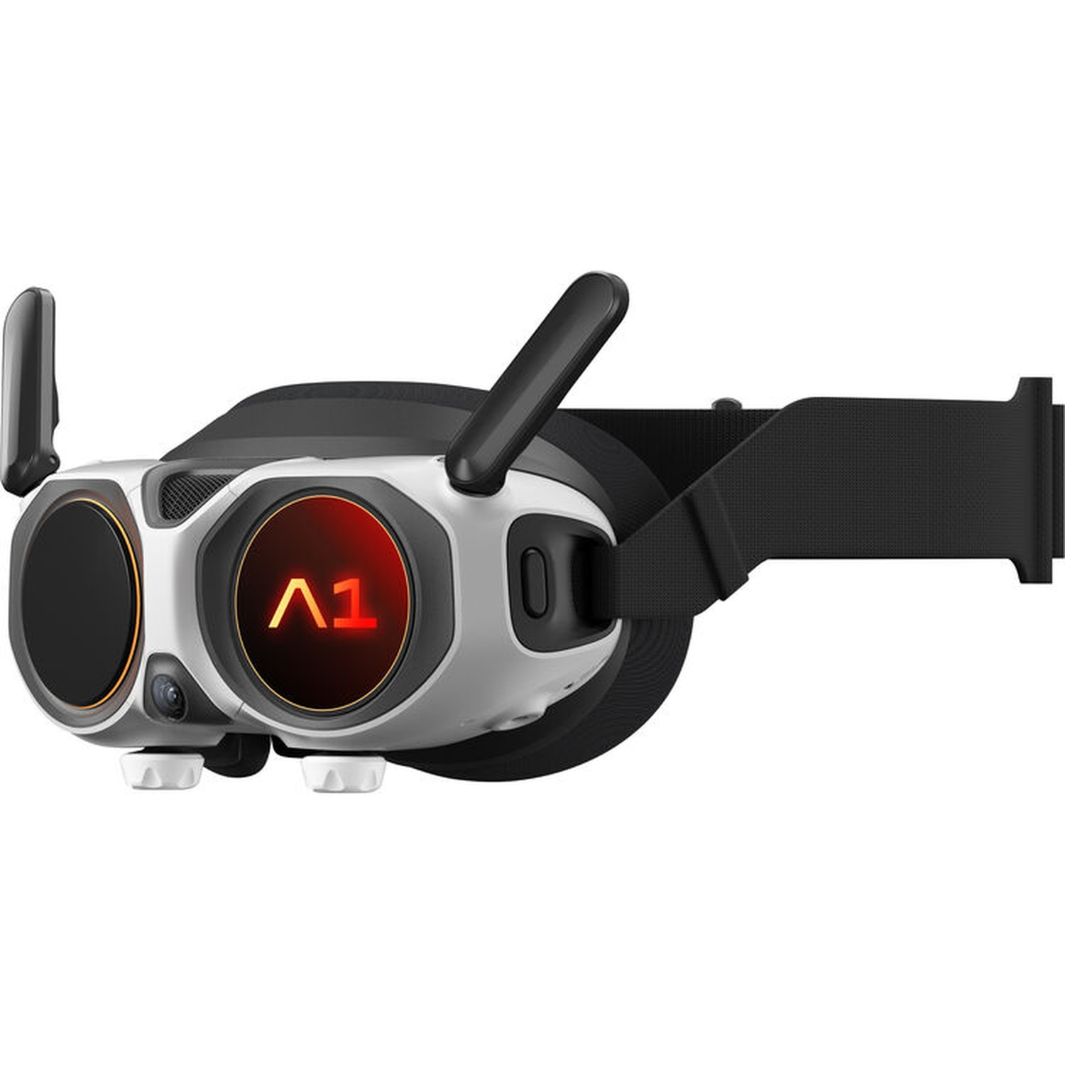Een wit en zwarte VR-headset met een rood display met "TV A1". Het heeft antennes en een band voor het hoofd.