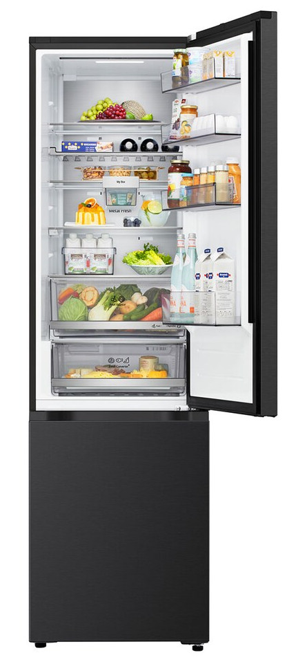 Otwarta czarna lodówka wypełniona owocami, warzywami, napojami i artykułami spożywczymi na półkach i w szufladach.