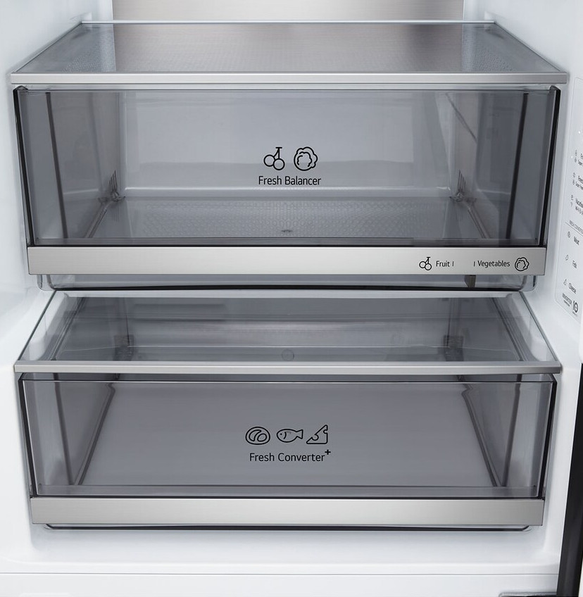 Wewnątrz lodówki widać dwie przezroczyste szuflady. Górna szuflada ma napis "Fresh Balancer", dolna "Fresh Converter+".