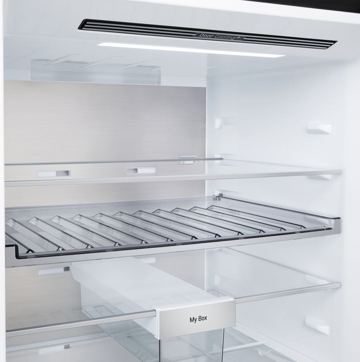 Wnętrze lodówki z półkami, szufladą z napisem „My Box” i wentylacją „Door Cooling+”.