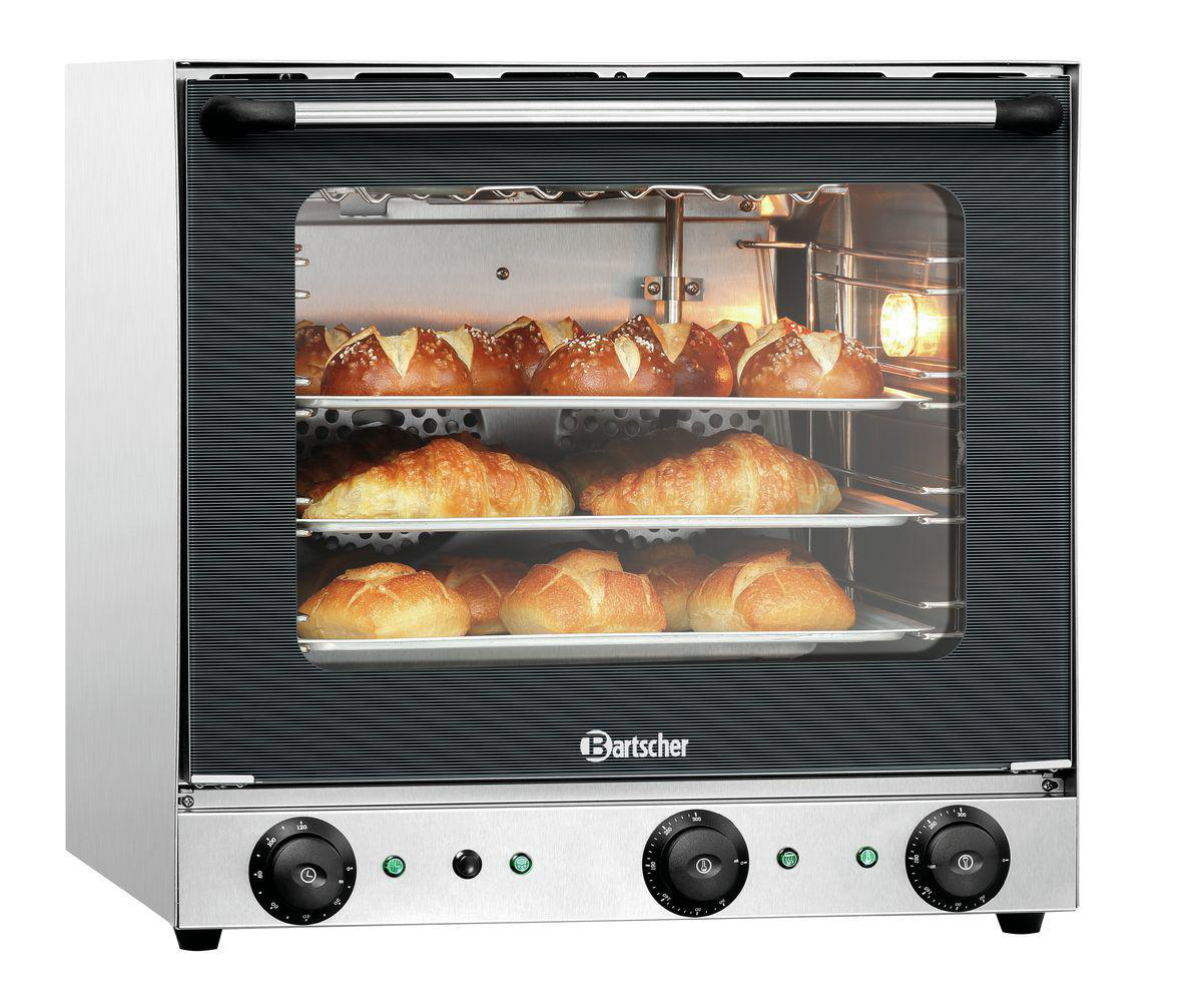 Ein Backofen mit Backwaren. Brezeln, Croissants und Brötchen sind auf den Regalen zu sehen. Der Ofen ist Edelstahl.