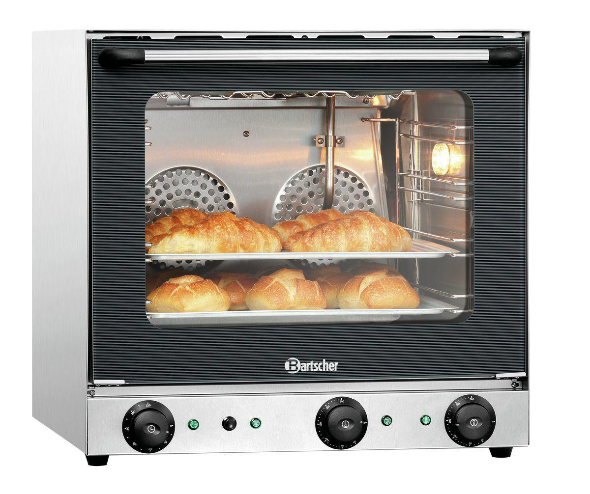 Gewerbeofen mit Backwaren. Croissants und Brötchen liegen auf Regalen. Edelstahl mit schwarzer Tür und Bedienelementen.