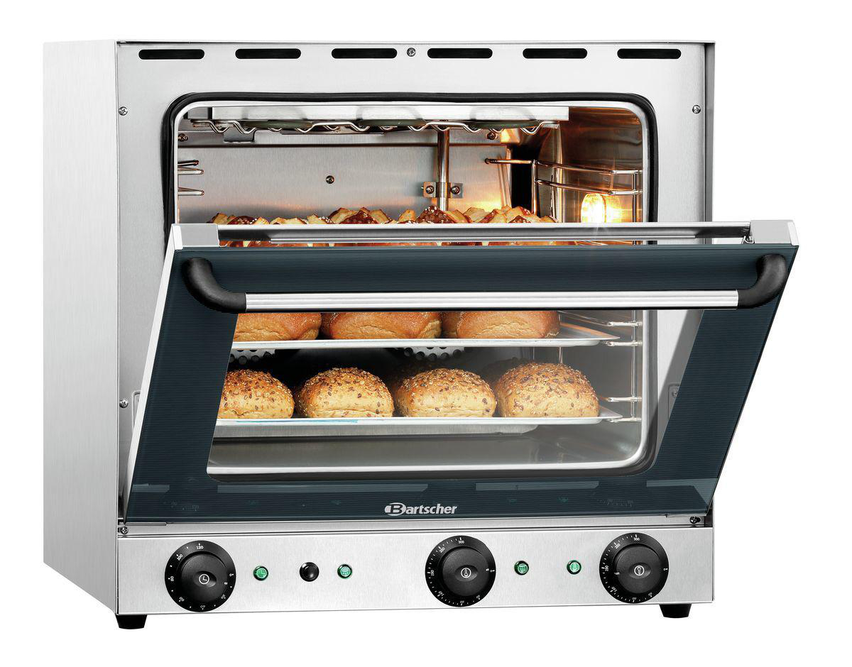 Ein offener gewerblicher Ofen mit mehreren Brotbackblechen. Die Ofentür ist geöffnet und zeigt den Innenraum mit Backwaren.