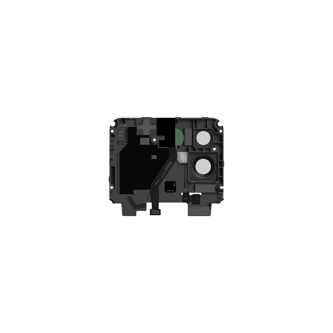Ein schwarzes rechteckiges elektronisches Bauteil mit verschiedenen Löchern und kreisförmigen Elementen ist mittig auf weißem Hintergrund.