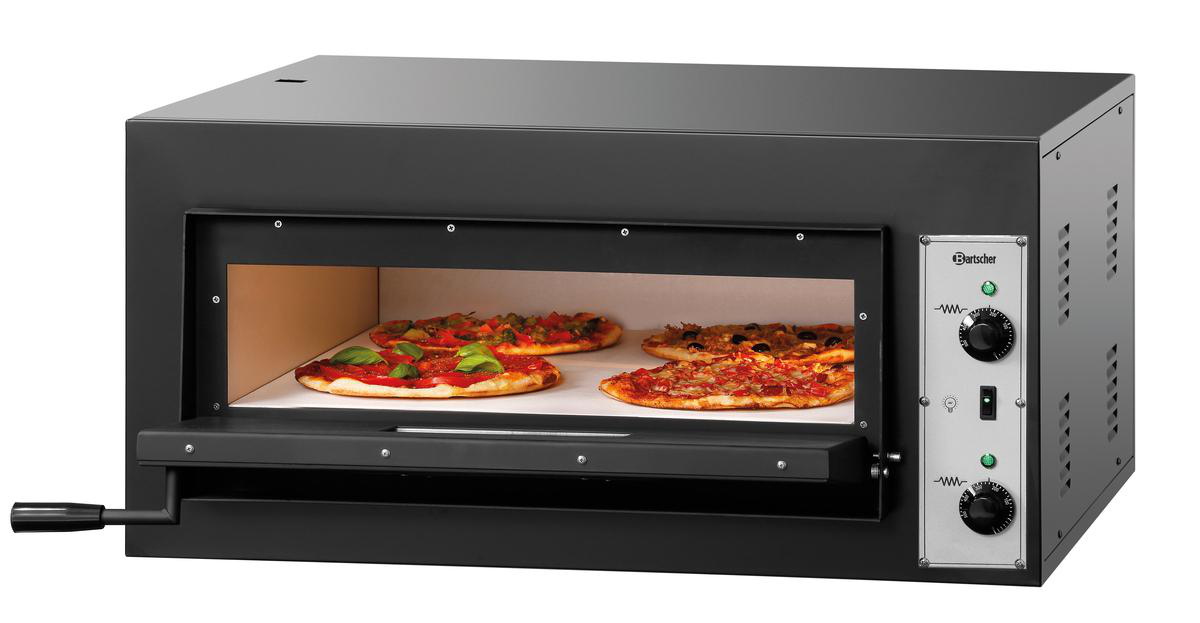 Ein schwarzer Pizzaofen mit Pizzen darin. Bedienfeld rechts. Griff links. Der Ofen steht auf einer weißen Oberfläche.