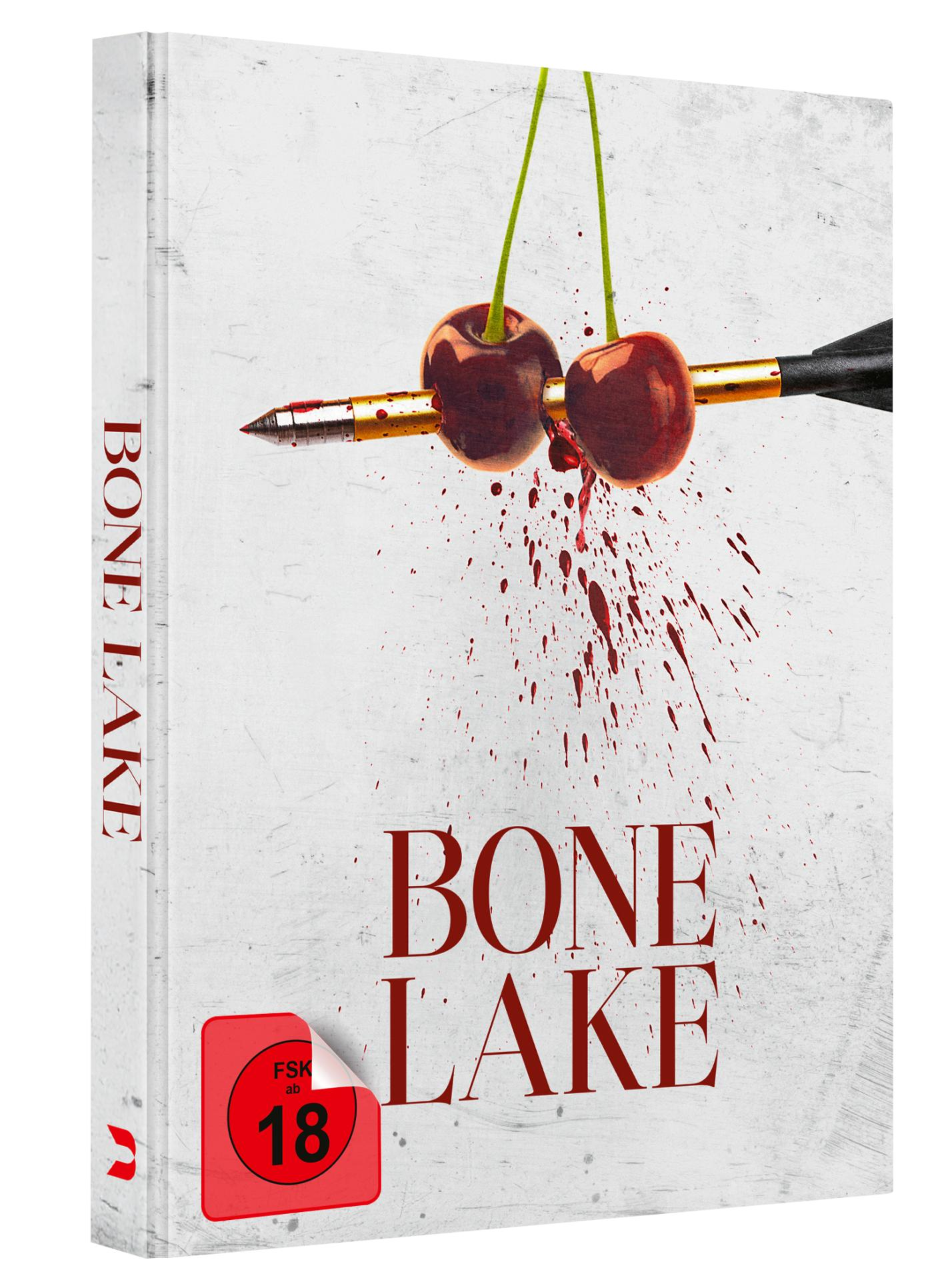 DVD-Cover. Zwei Kirschen werden von einem Pfeil durchbohrt, mit Blutspritzern. Der Titel lautet 'Bone Lake' mit einer Altersfreigabe von 18.
