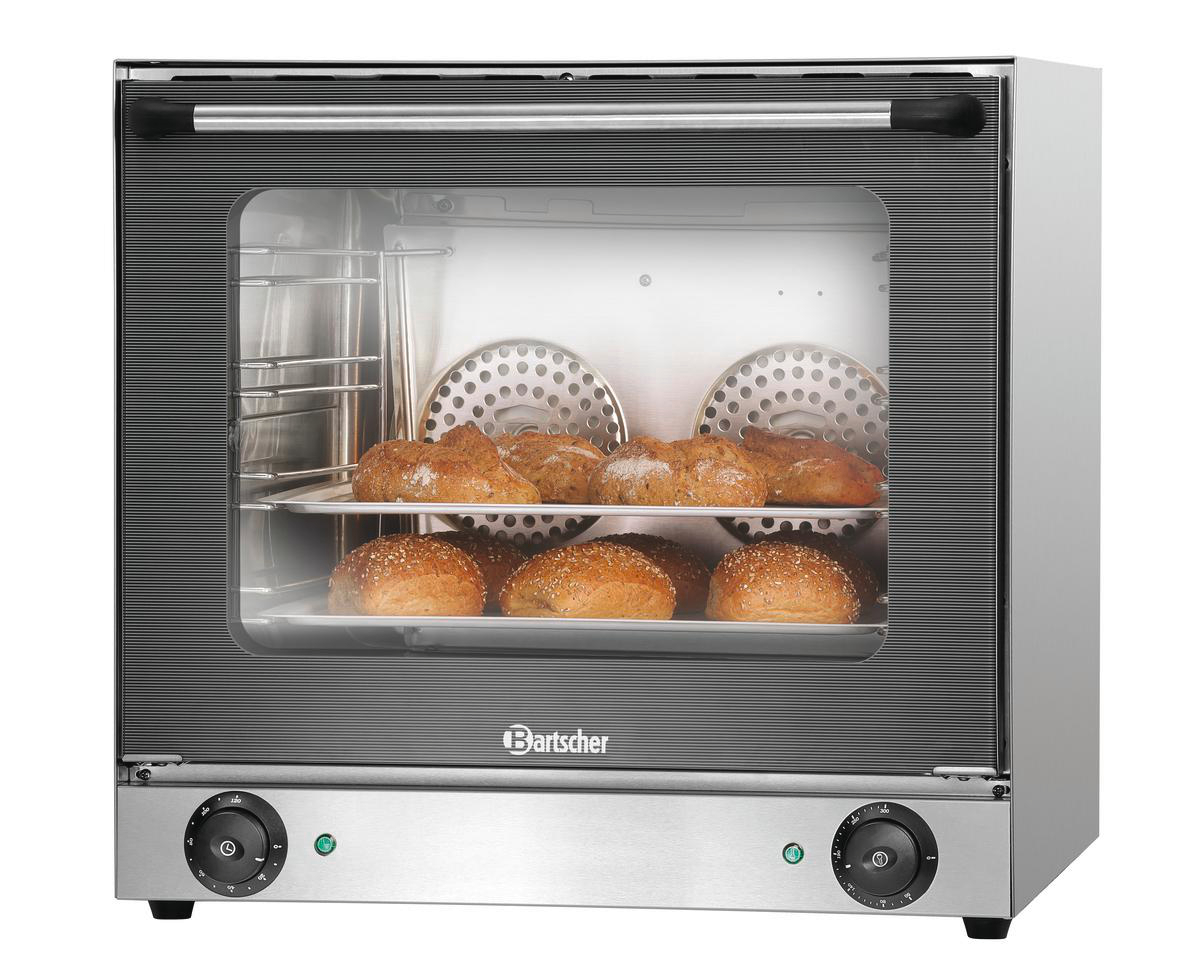 Ein Ofen mit gebackenem Brot. Der Ofen ist aus Edelstahl mit Glastür. Das Brot ist goldbraun.