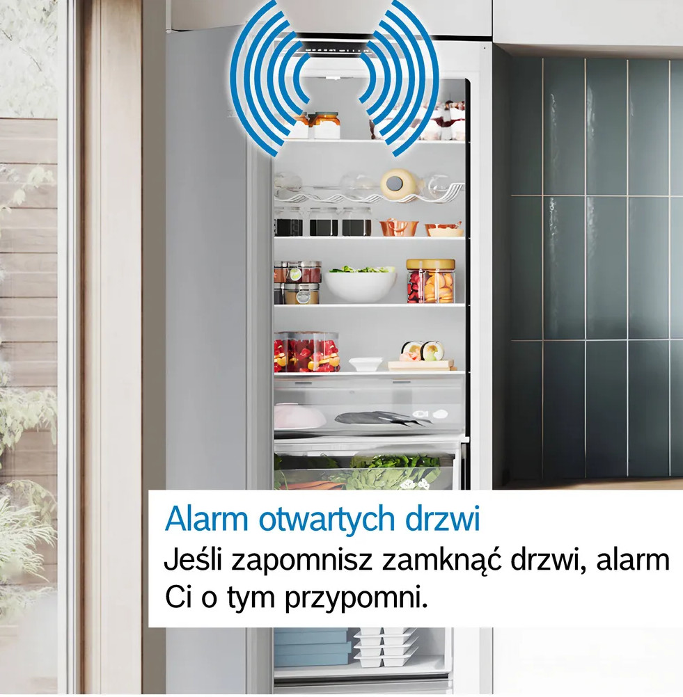 Otwarta lodówka z jedzeniem w środku. Niebieskie fale sygnału nad nią. Tekst po polsku: alarm otwartych drzwi. Alarm przypomina.
