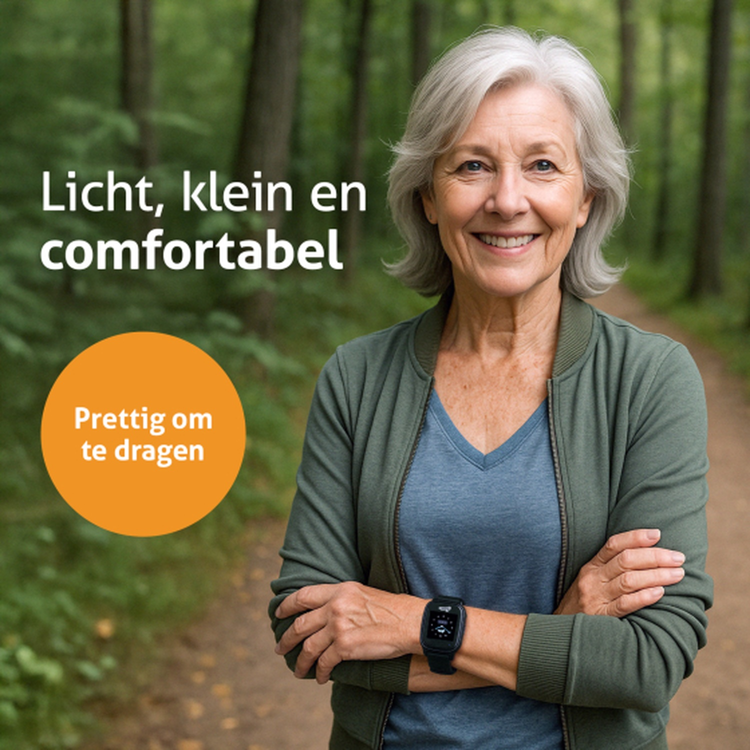 Une femme âgée sourit dans une forêt, portant une veste verte et une montre connectée. Texte néerlandais : 'Léger, petit et confortable'.