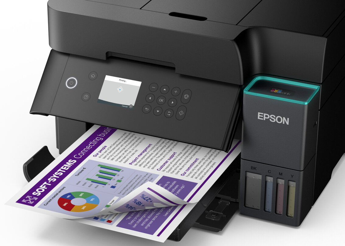 Czarna drukarka Epson drukująca dokument z wykresami i tekstem. Widoczne wkłady atramentowe. Na ekranie napis „Drukowanie”.