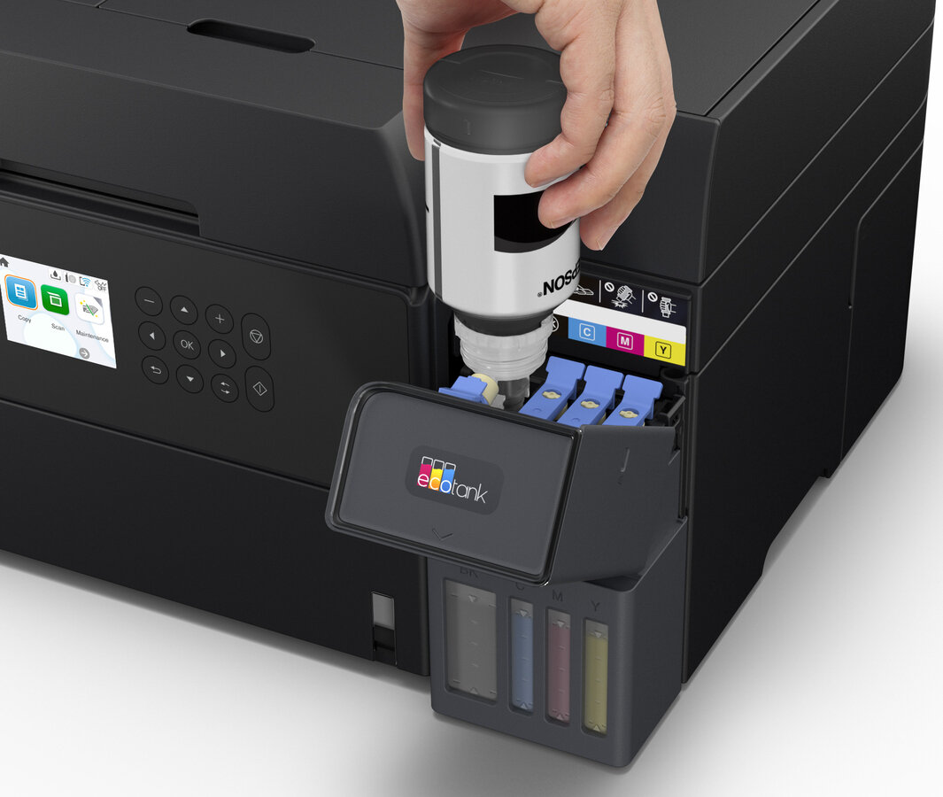 Osoba napełnia czarną drukarkę Epson tuszem. Butelka z tuszem jest trzymana nad odpowiednim gniazdem na tusz.