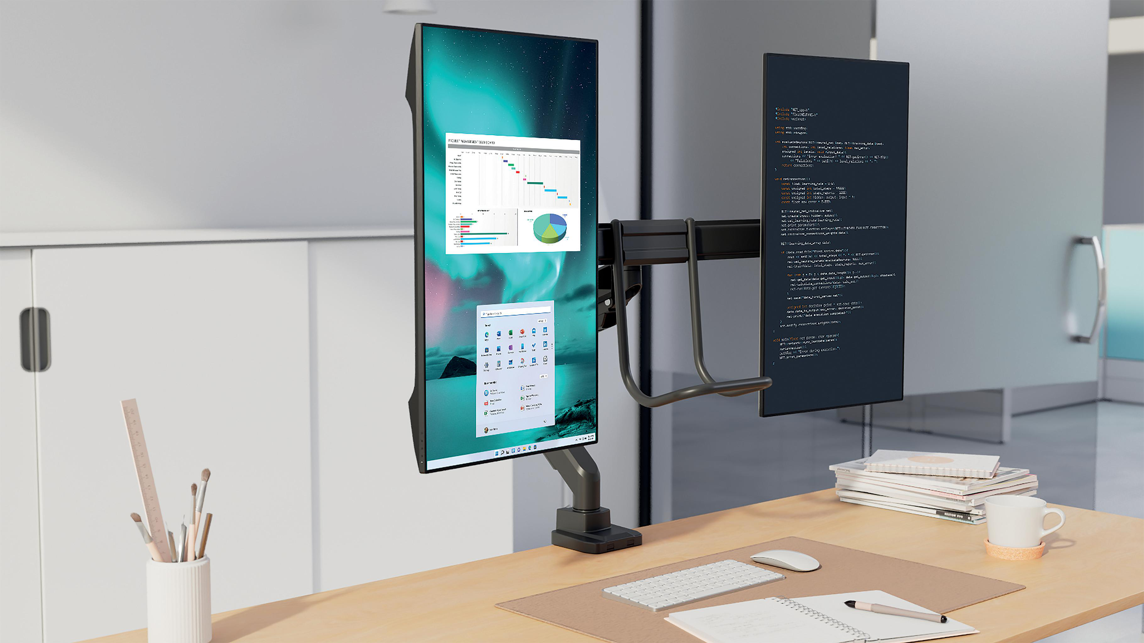 Zwei Monitore zeigen Diagramme und Code. Auf dem Schreibtisch befinden sich Tastatur, Maus, Notizblock und Kaffeetasse.