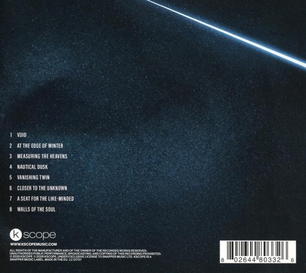 Rückseite der CD mit dunkelblauem Hintergrund und Titelliste. Eine helle weiße Linie kreuzt die obere rechte Ecke. Logo und Barcode unten.