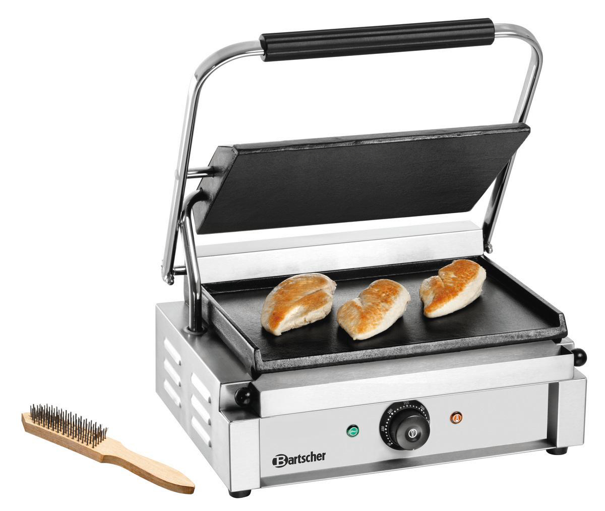 Ein kommerzieller Panini-Grill mit drei gegarten Hähnchenbrüsten. Links unten eine Holzbürste.
