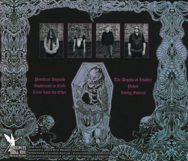 Albumcover: vier Bandmitglieder, ein Sarg mit einer skelettartigen Figur, Zierrahmen und Text mit Songtiteln und Produktionsdetails.