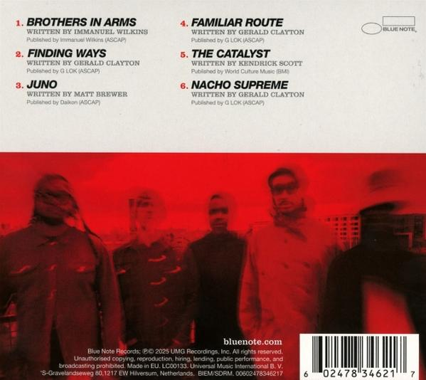 Albumcover: Text mit Songtiteln und Credits. Verschwommenes Bild von vier Personen vor rotem Hintergrund. Blue Note Logo.