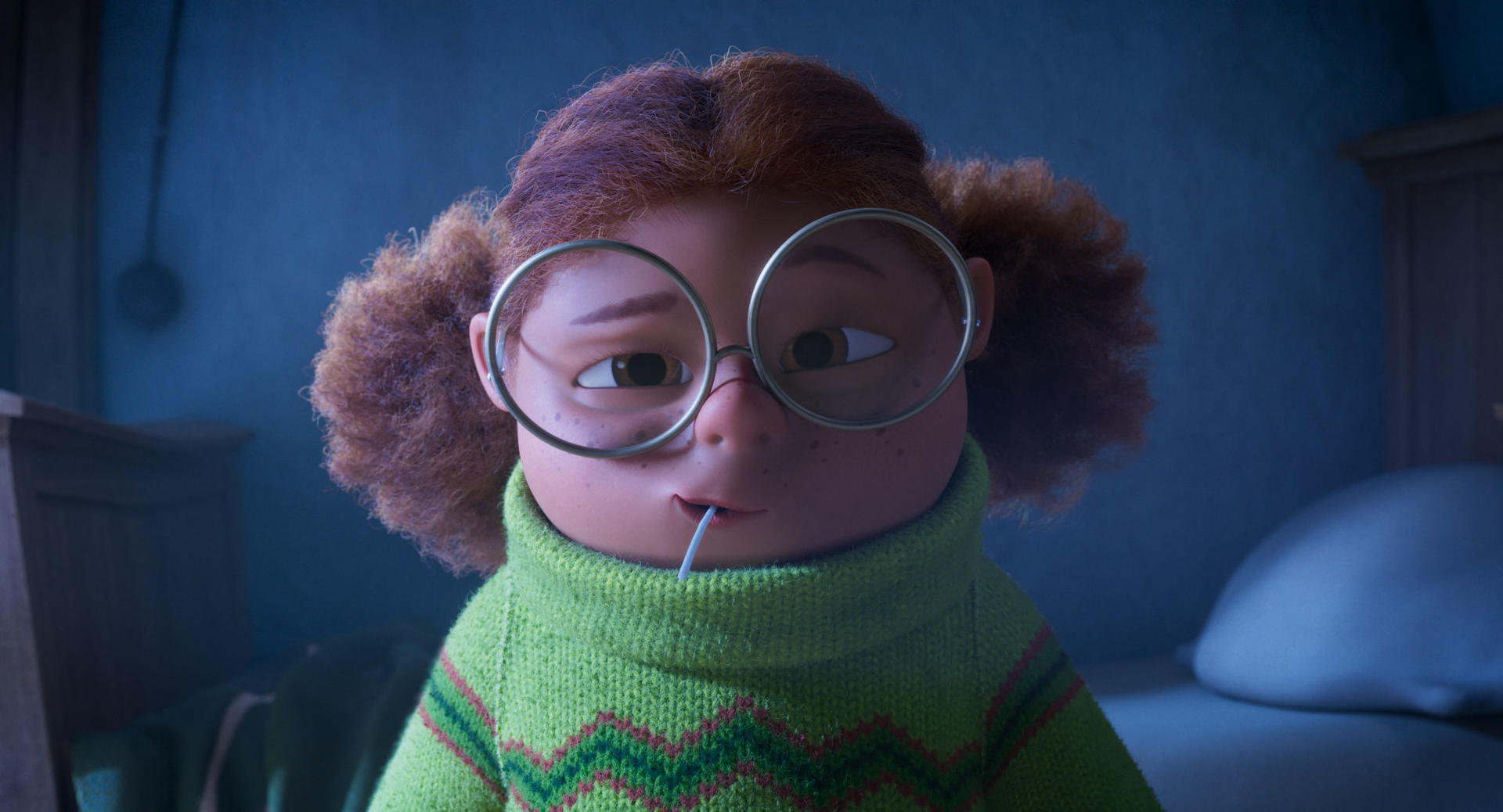 Ein Cartoon-Mädchen mit Brille und lockigem Haar in einem Raum. Sie hat einen Lolli im Mund und trägt einen grünen Pullover.