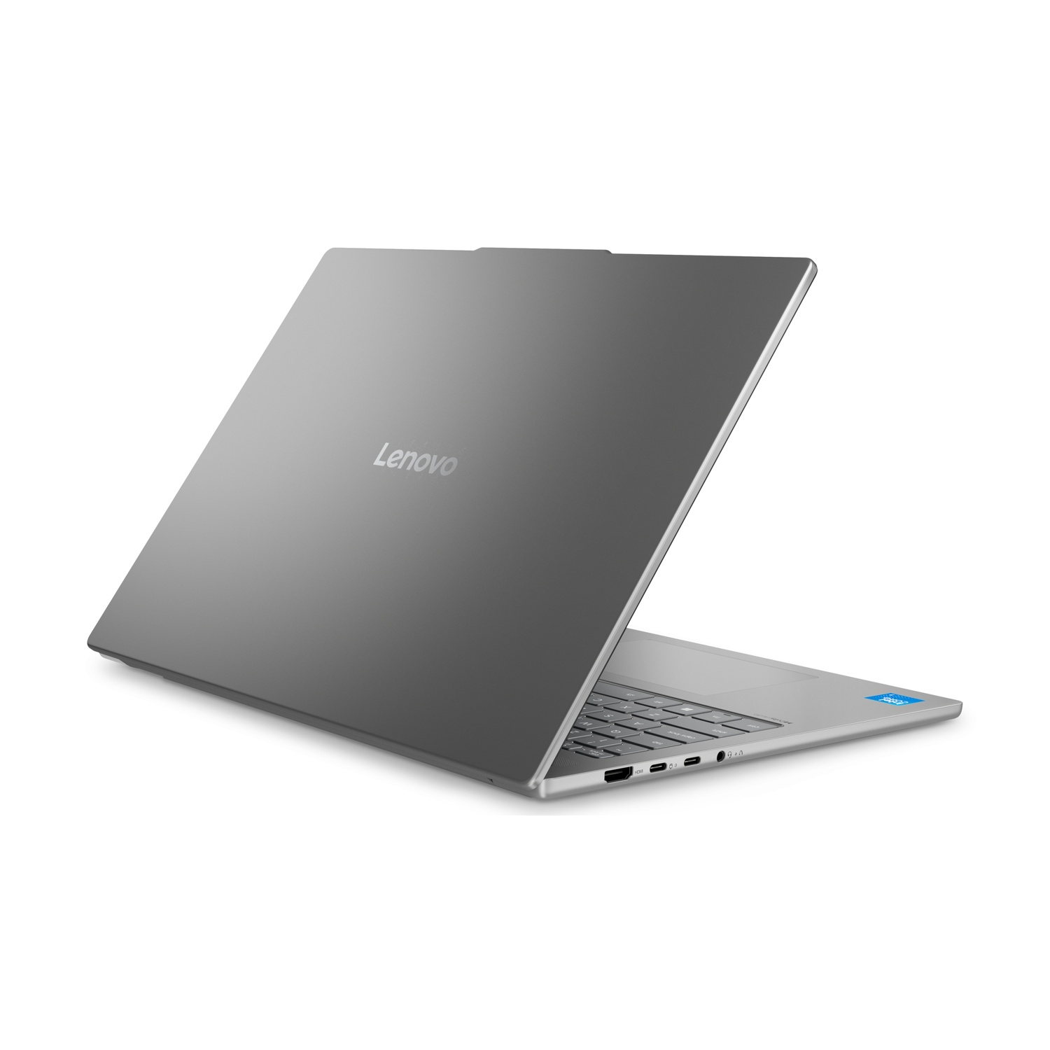 Un laptop Lenovo grigio è aperto su sfondo bianco. Il laptop è angolato, mostrando la tastiera e l'adesivo Intel.