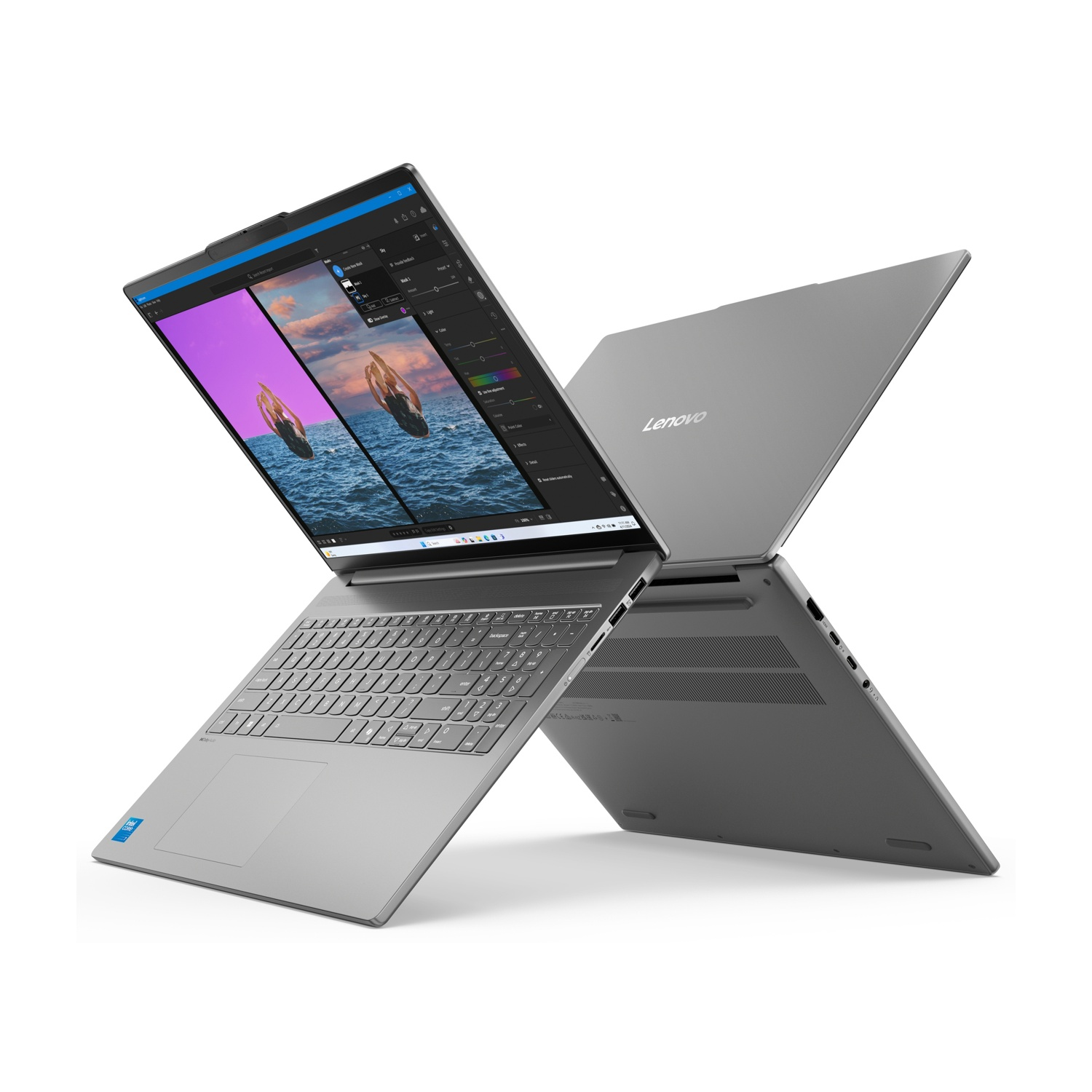 Un laptop Lenovo argentato è aperto, mostrando un'interfaccia di editing di immagini. Lo schermo mostra l'immagine di una persona che si tuffa in acqua.