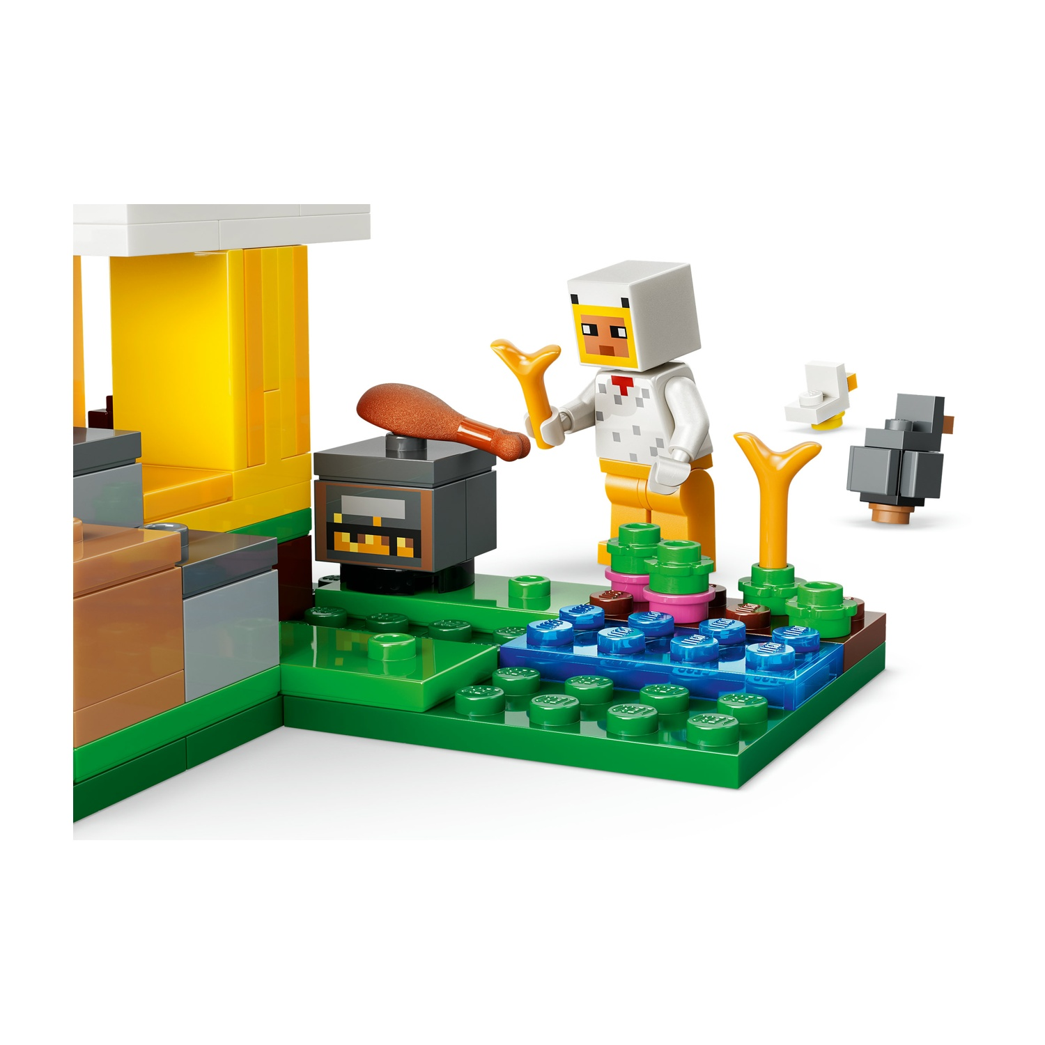 Una scena Lego di Minecraft. Una figura con la testa di pollo vicino a una griglia con cibo. Sono presenti anche polli e raccolti.