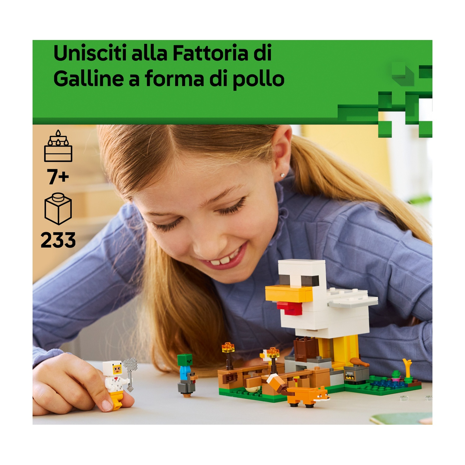 Una ragazza sorride mentre guarda un set Lego. Il set include un pollo, una volpe e altri elementi della fattoria.