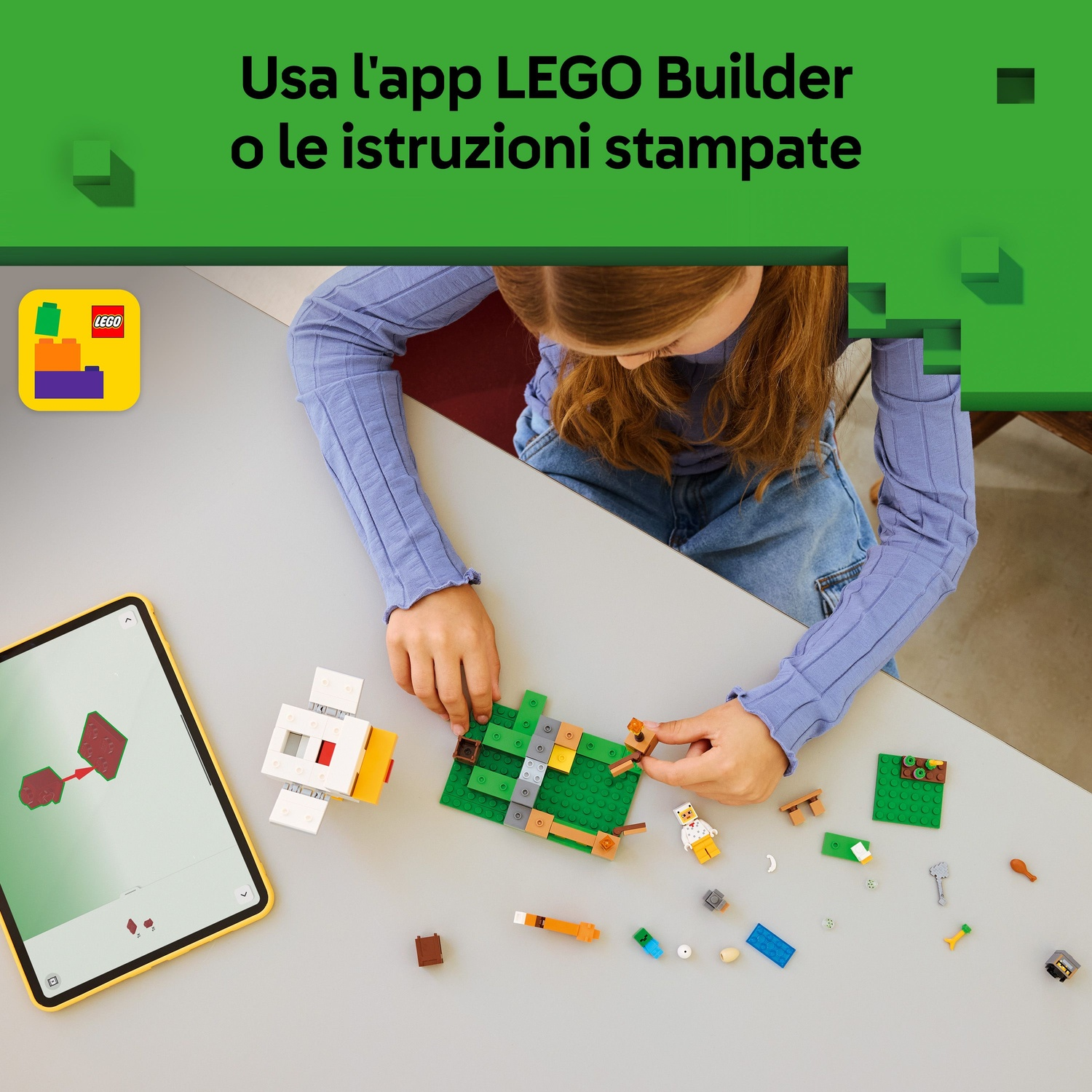 Una ragazza costruisce con i LEGO, seguendo le istruzioni su un tablet. Vari pezzi LEGO e un modello parzialmente costruito sono sul tavolo.