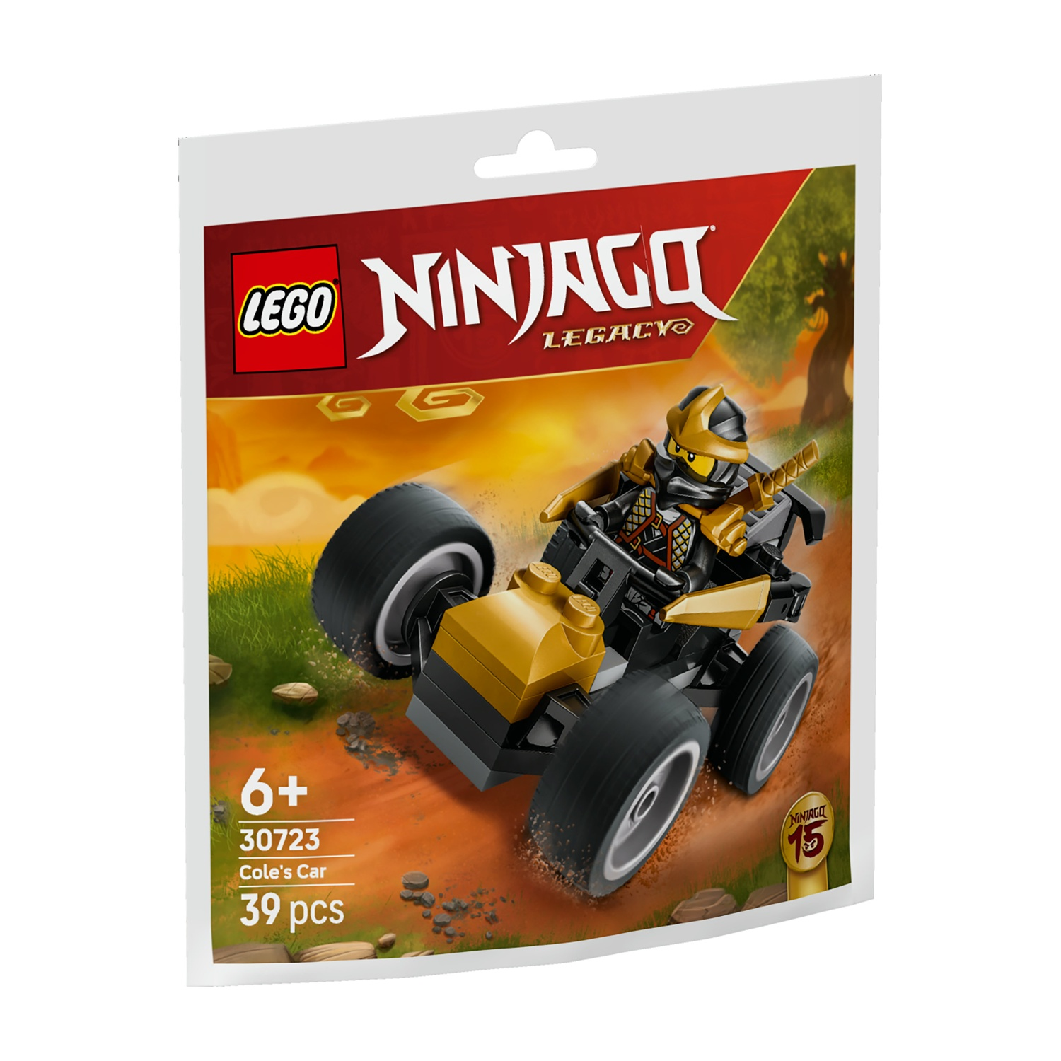 È mostrato un set Lego Ninjago, l'auto di Cole. Ha un'auto gialla e nera con la figura ninja all'interno. Lo sfondo mostra un paesaggio.