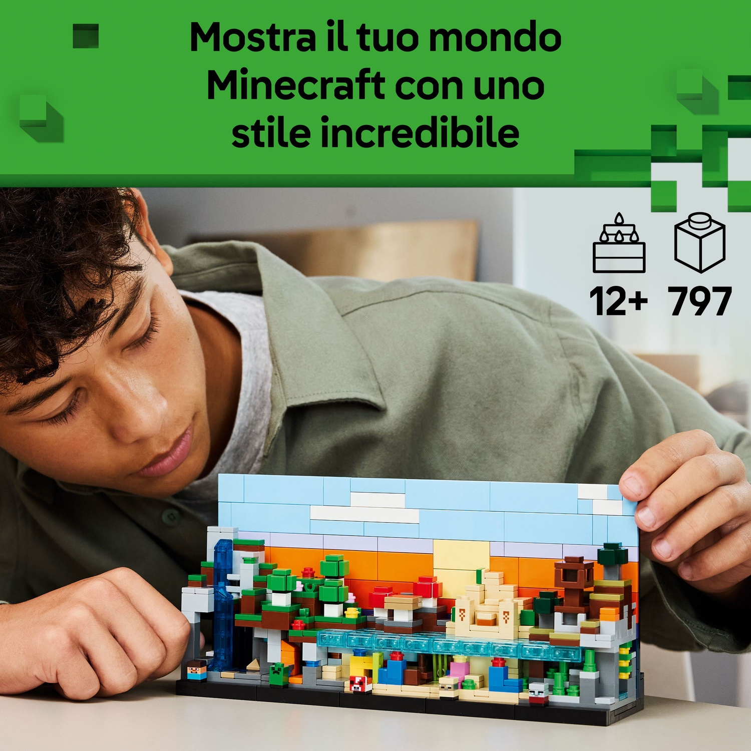 Un giovane tiene in mano un set Lego di Minecraft. Il set mostra una scena di Minecraft con vari blocchi, personaggi e una cascata.