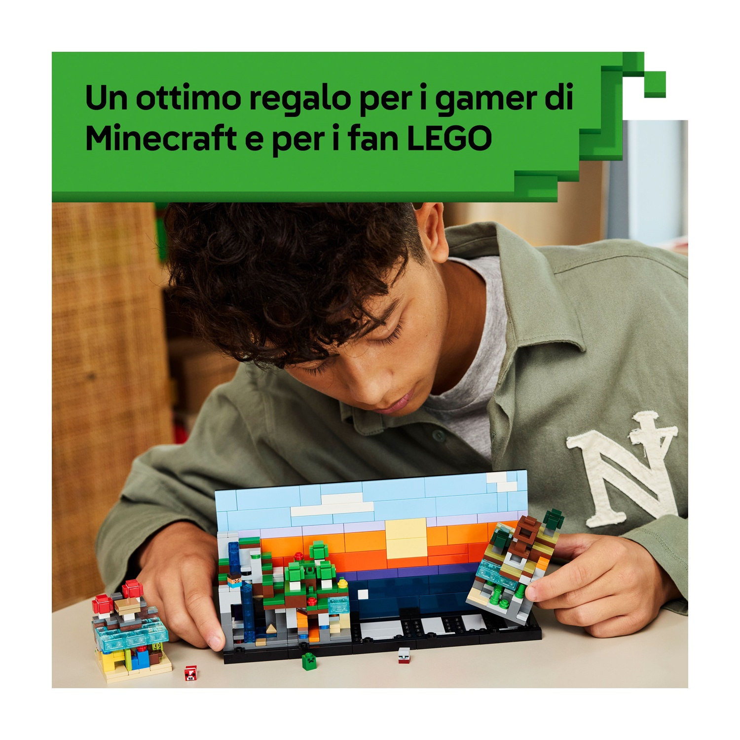 Una persona sta costruendo una scena LEGO Minecraft. La scena comprende varie strutture LEGO, alberi e uno sfondo di tramonto.