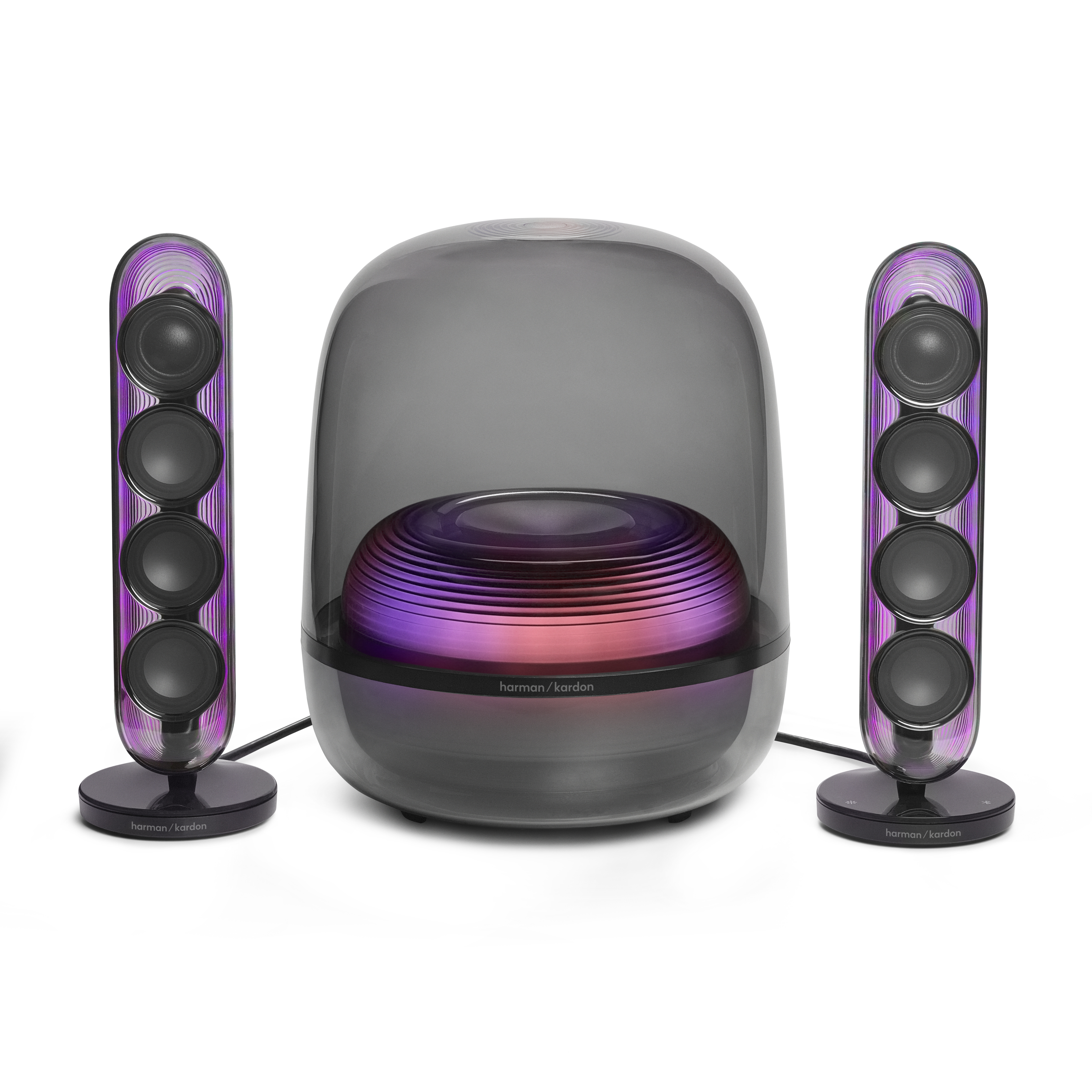 Ein Harman Kardon-Lautsprechersystem. Es hat einen zentralen, abgerundeten Lautsprecher und zwei vertikale Lautsprecher.