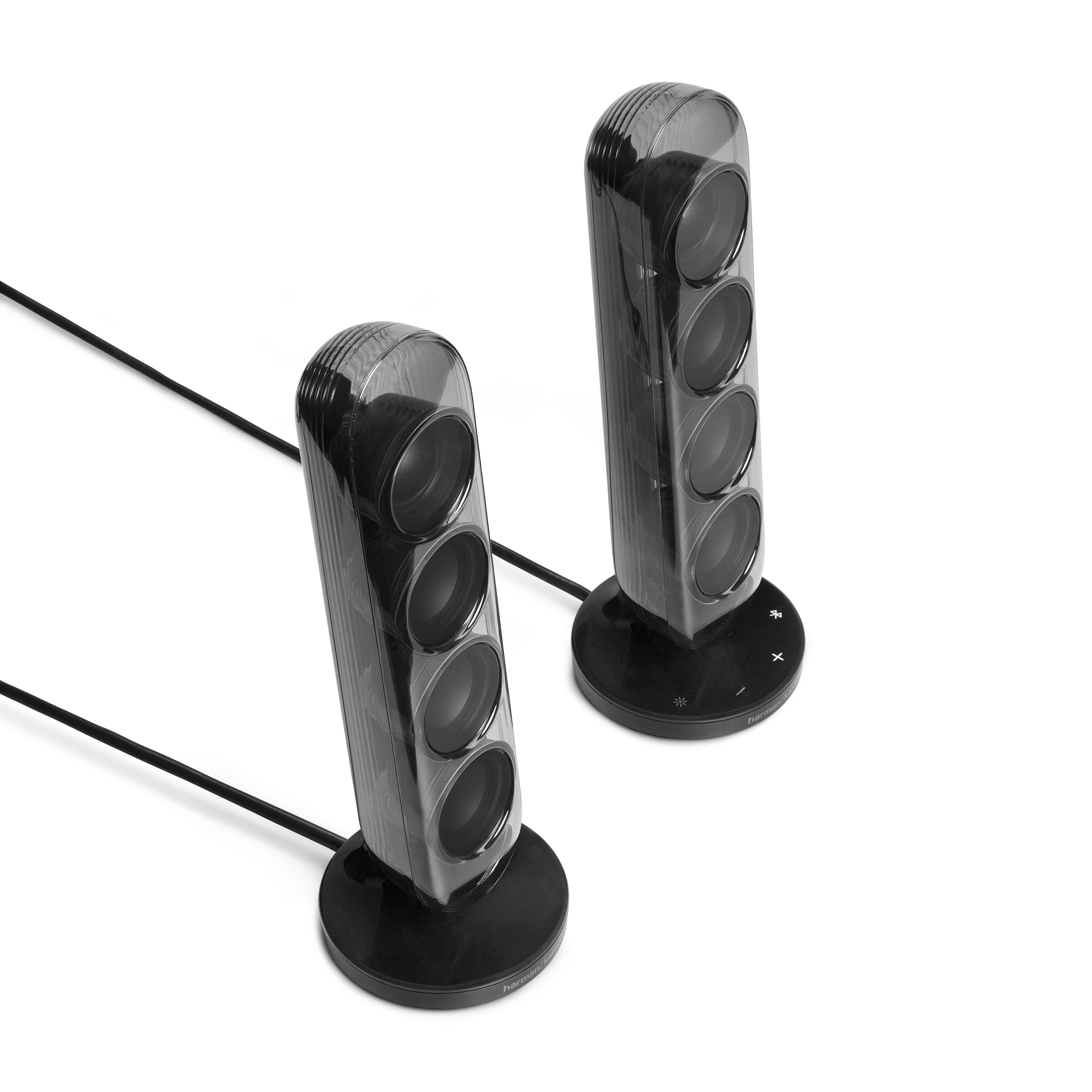 Zwei schwarze Harman Kardon-Lautsprecher stehen auf weißem Hintergrund. Jeder hat vier Lautsprecherkegel.