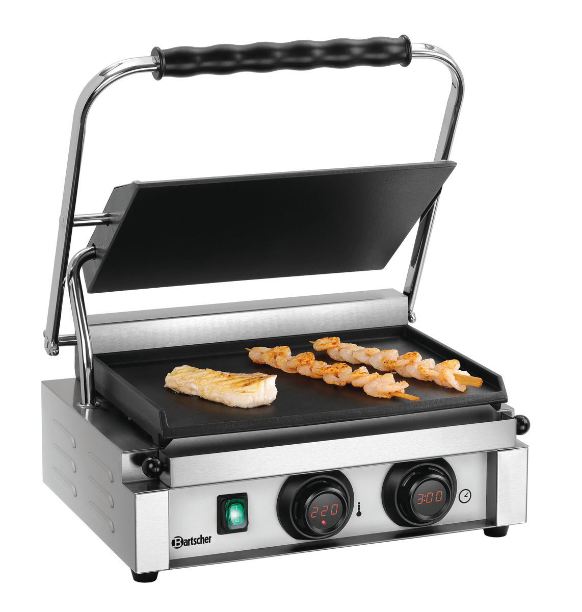 Offener Grill mit Essen darauf. Gegrillte Garnelenspieße und Fisch sind sichtbar. Der Grill ist silberfarben mit schwarzem Griff.