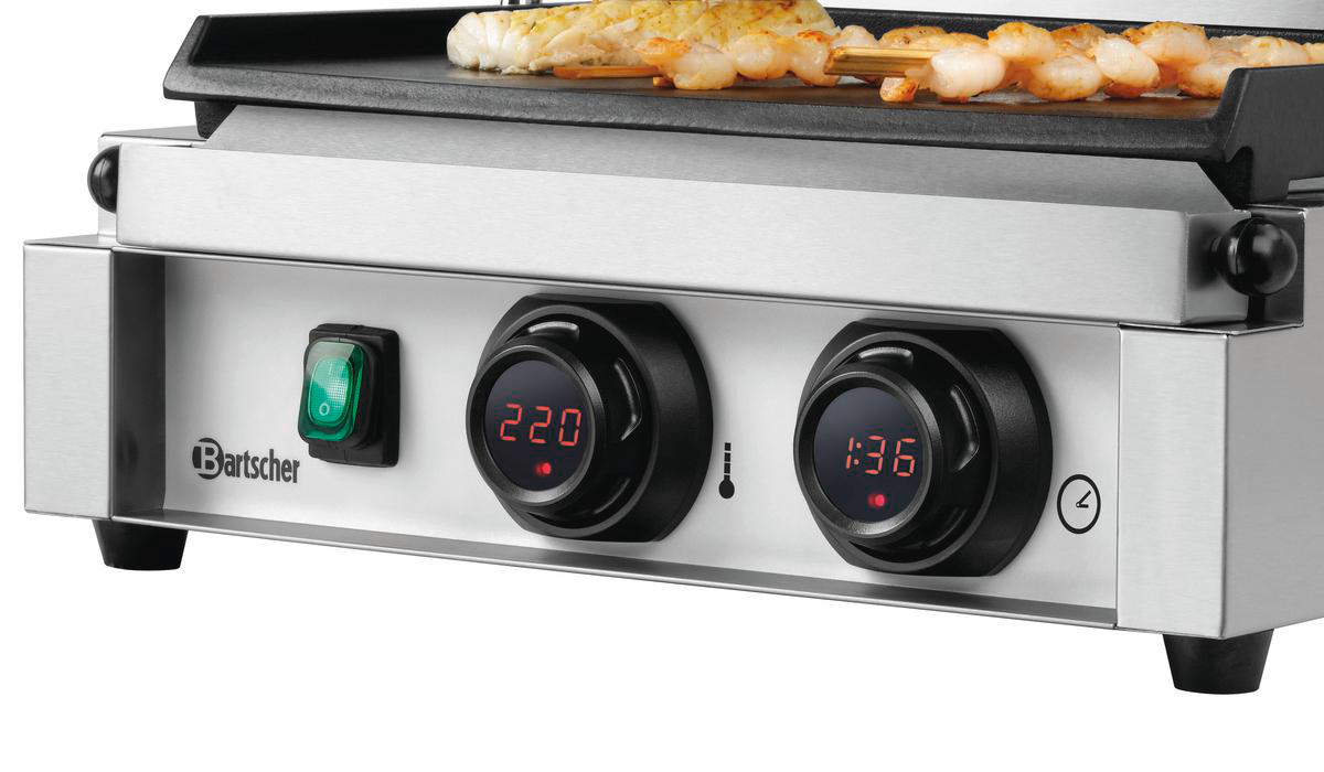 Ein kommerzieller Grill mit Digitalanzeigen für Temperatur und Zeit. Auf der Oberseite werden Garnelen und Fisch gegrillt.